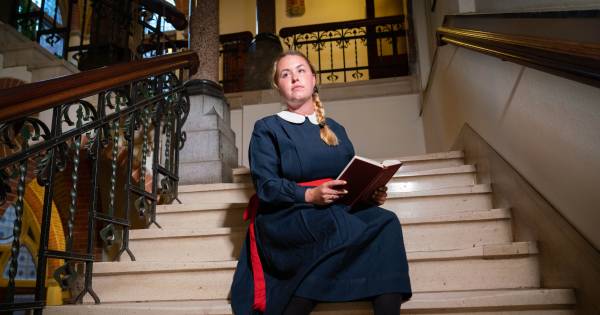 Terug naar jaren vijftig in Notre Dame: het meisje met de blauwe jurk