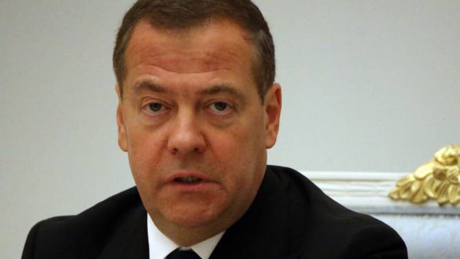 Medvedev waarschuwt: “Arrestatie Poetin in buitenland zou oorlogsverklaring aan Rusland zijn” 