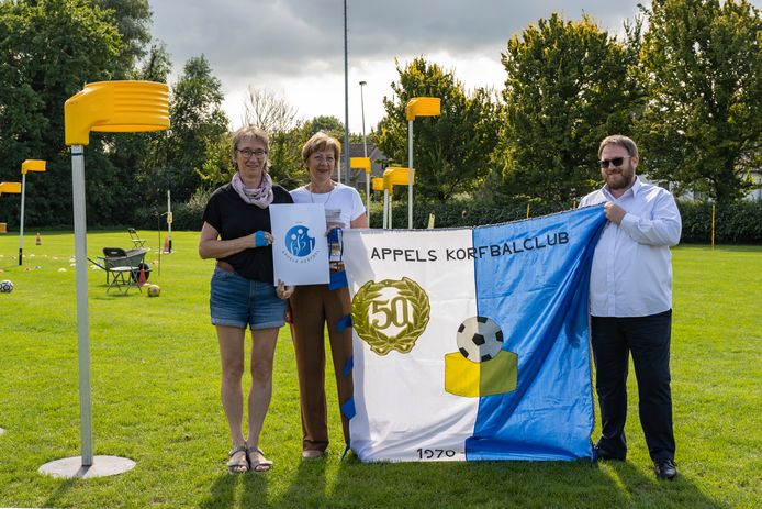 Yves Verschraegen en winnaars van de ontwerpwedstrijd Marijke Dierick en Cis Golinvaux stellen het nieuwe logo voor.