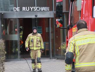 Verpleegkundige blust zuurstofconcentrator in kamer bewoner rusthuis