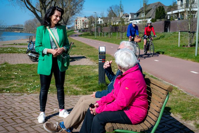 Beweegcoach Imke Bonnamy in gesprek met oudere buurtbewoners.