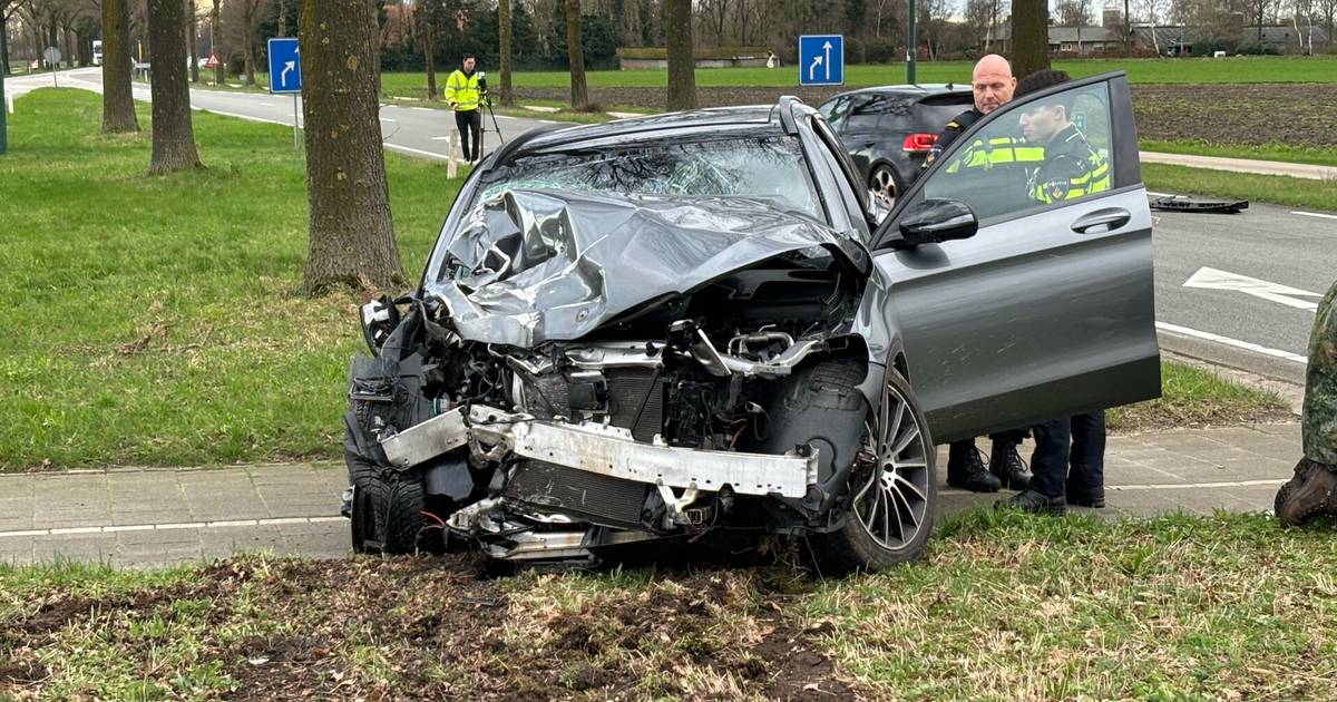 Ravage op weg na botsing tussen tractor en auto, bestuurder gewond afgevoerd.