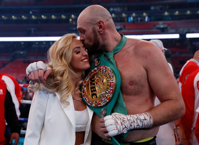 Tyson Fury celebra la sua vittoria con la moglie Paris.