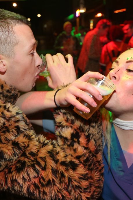Van 2 euro tot 3,50: zoveel betaal je voor een biertje tijdens carnaval in Brabant