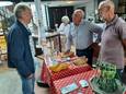 Henk Meijerink (midden) en Niek Horstman (rechts) proberen vrijwilligers te werven voor de Braakmolen en het klompenmuseum in Goor.