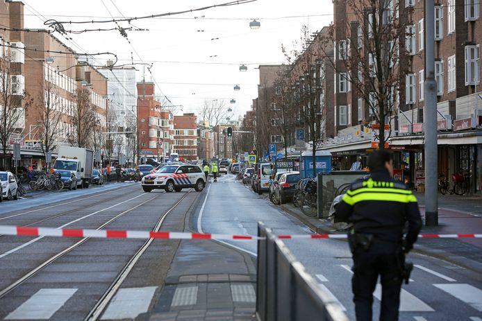 Bij een winkelpand aan de Jan Evertsenstraat in Amsterdam is mogelijk een explosief gevonden. Aan de deur hangt een object dat op een handgranaat lijkt. Bomexperts van de politie zijn ter plaatse. De omgeving is afgezet.