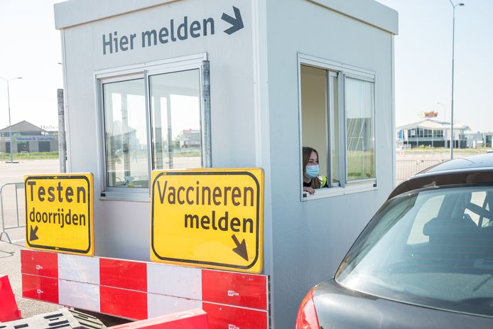 Testen en vaccineren  bij de Zeelandhallen.