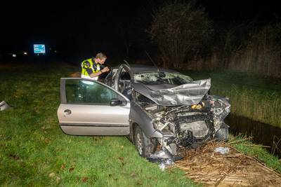 Drie auto's zwaar beschadigd door botsing op A59 bij Made, vier inzittenden lichtgewond