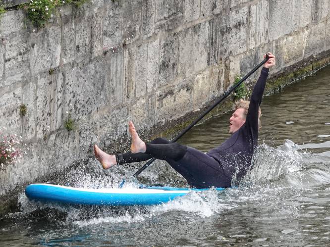 Oeps… schepen Wouter Allijns sukkelt in Leie tijdens voorstelling vernieuwend SUP-station