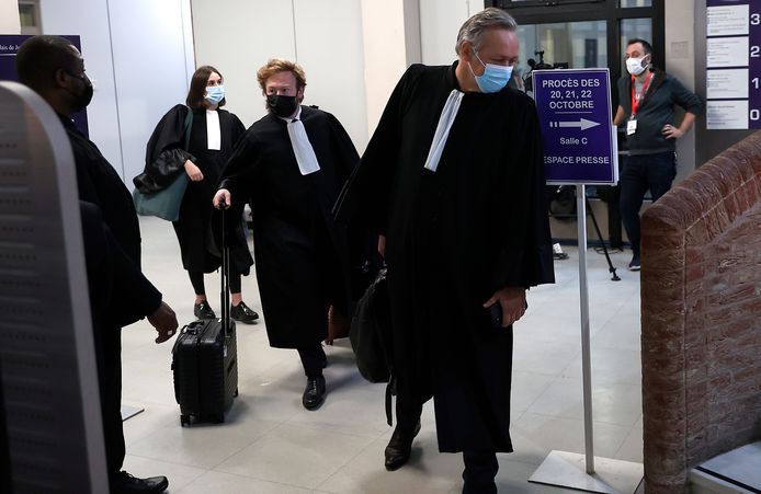 Advocaten van Karim Benzema komen toe in de rechtzaal op dag een van het proces.