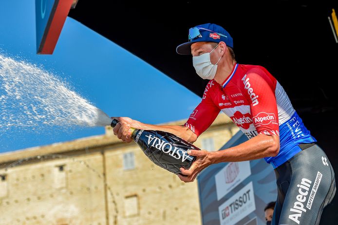 Mathieu van der Poel viert zijn zege in de Tirreno-Adriatico.