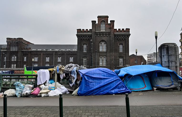 Vluchtelingen slapen buiten op straat voor het Klein Kasteeltje in Brussel. Beeld Photo News
