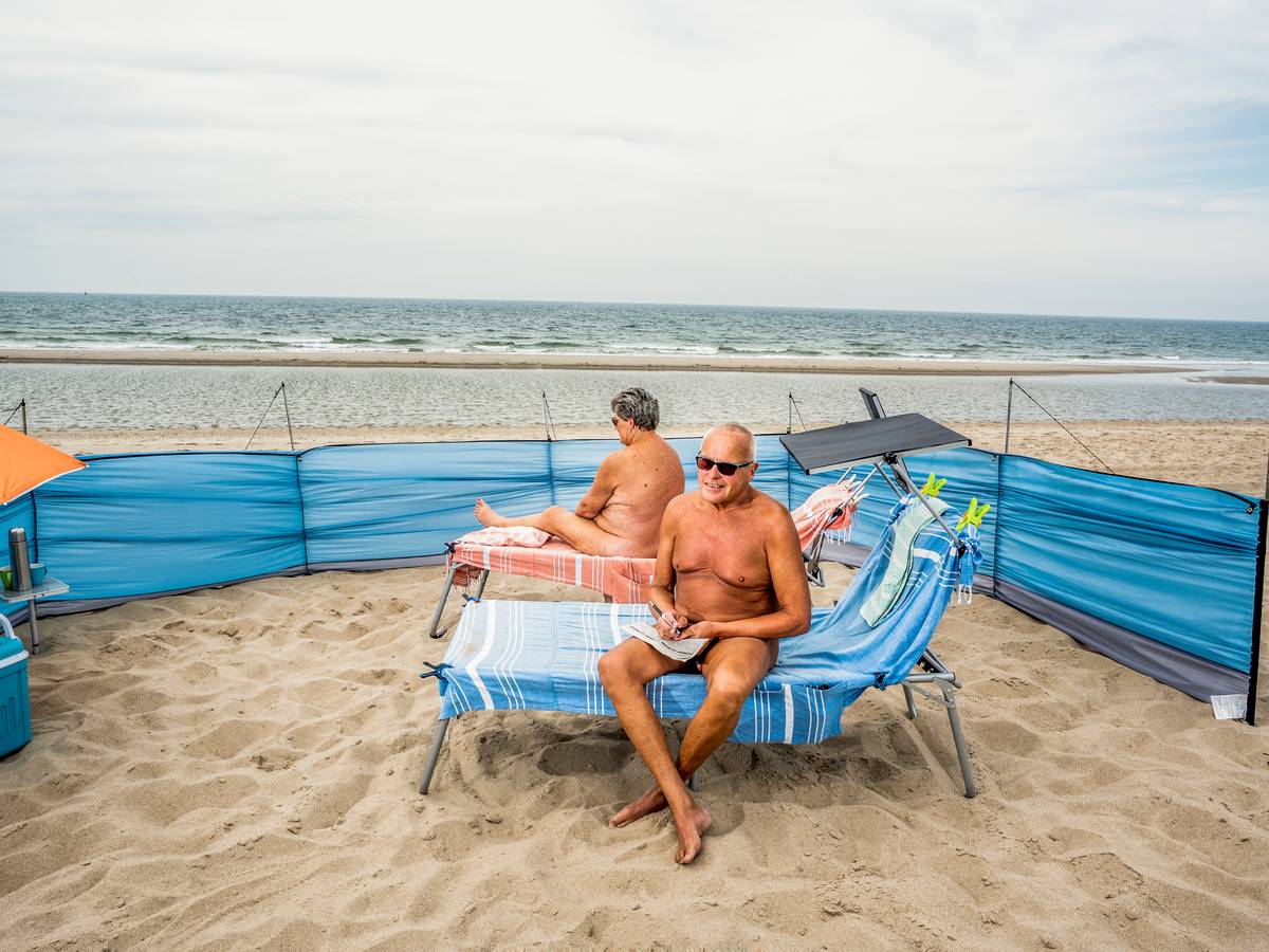 Jo en Ria vrezen het ergste: pal naast hun favoriete naaktstrand komt een  gebouw... met uitkijkpost | Binnenland | gelderlander.nl