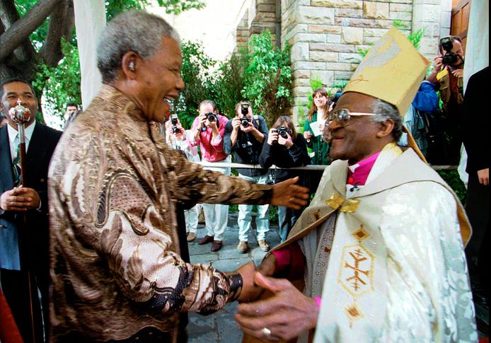 Desmond Tutu disambut oleh Nelson Mandela (1996) setelah pensiun.