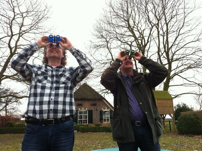 Erik Neuteboom (l) en Wilco Nieuwenhuis maken zich grote zorgen over wat 'Lelygate' betekent voor Klarenbeek. ,,Dit wordt de ideale plek voor vliegtuigspotters'', vrezen ze. Met de drukte die ze in hun luchtruim krijgen zijn ze bepaald niet blij.