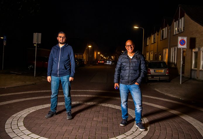 Gouwenaars Rachid Karkache (rechts, raadslid voor GoPo) en Abderafik Darrazi surveilleren tijdens de ramadan in de wijk Korte Akkeren.