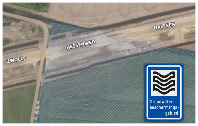 De Hessenweg loopt precies door het puntje van het waterbeschermingsgebied heen.
Google Maps heeft nog geen update gehad, vandaar dat de weg op het plaatje nog in aanbouw is.