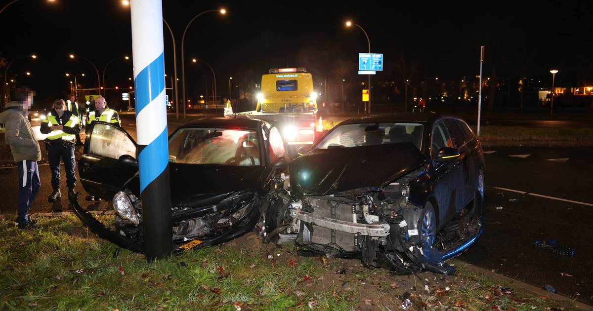 Wéér gaat het mis op beruchte ‘ongevallenoprit’ in Zwolle: twee auto’s in puin.