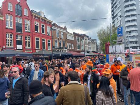 LIVE | Pleinen en straten Utrechtse binnenstad raken overvol, gemeente sluit delen centrum af 