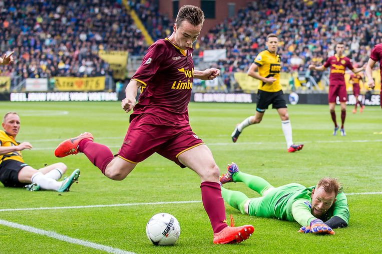 Roda JC speler Mitchel Paulissen schiet de bal langs NAC Breda keeper Jelle ten Rouwelaar en scoort daarmee het eerste doelpunt. Beeld ANP Pro Shots