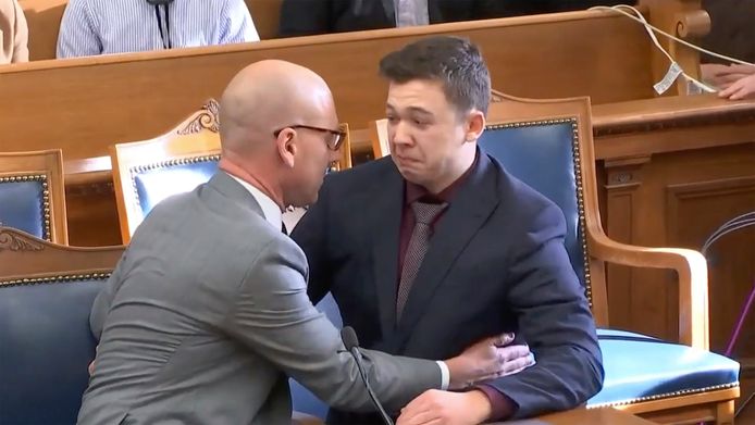 Kyle Rittenhouse, réconforté par son avocat, vendredi, à Kenosha