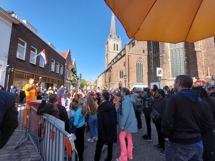 Een drukte van belang op de kleedjesmarkt in het centrum van Doesburg.