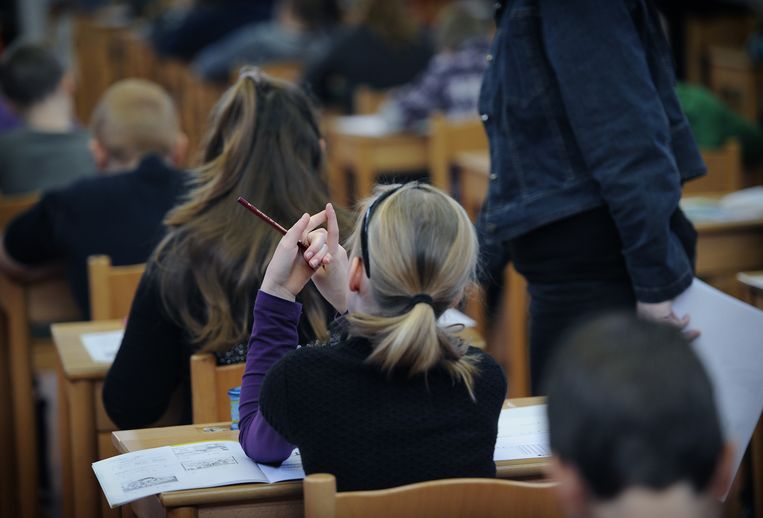 Leerlingen van basisschool Mgr. Zwijsenschoolschool in Kerkdriel zijn druk bezig met de Cito-toets. Beeld Marcel van den Bergh/de Volkskrant