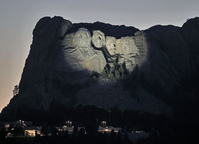 Een verlichte Mount Rushmore in Keystone, South Dakota. Hier zal president Trump zijn vakantieweekeinde starten met een vuurwerkshow met 7.500 mensen. Beeld EPA
