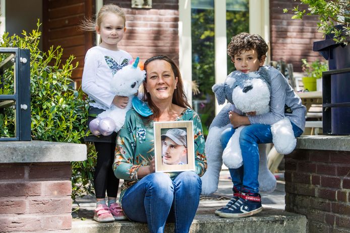 Cindy Vanlaer met dochter Emma en zoon Daan. De knuffels zijn een tastbare herinnering aan papa.