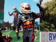 Dubbelslag voor Verstappen in Spanje: winst én WK-leiding na dramatische aftocht Leclerc