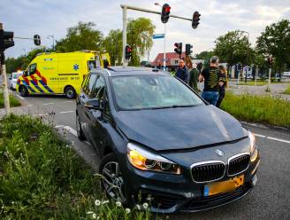 Fatbiker botst met auto in Apeldoorn en moet naar het ziekenhuis