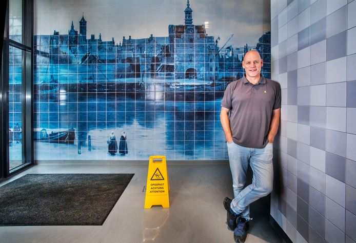 Pim Meijkamp van vakantiepark Delftse Hout in het sanitairgebouw waar in tegels het schilderij Gezicht op Delft van Vermeer is aangebracht.