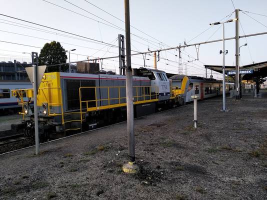 De trein werd met een hulplocomotief naar Schaarbeek gebracht.