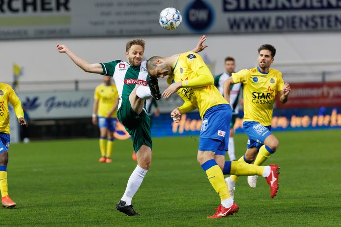 Robin Henkens (l.) tijdens een pittig duel met Aleksandar Vukotic (Waasland-Beveren).