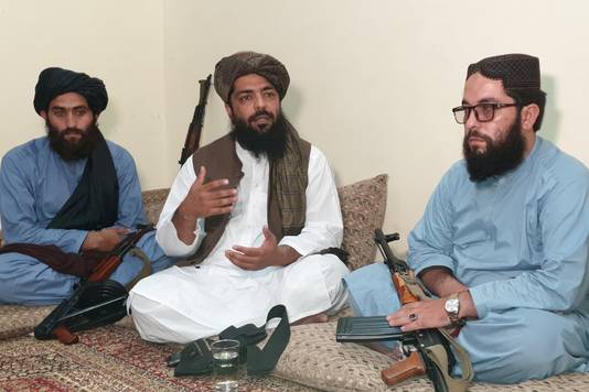 Waheedullah Hashimi (midden), een van de leiders van de taliban.