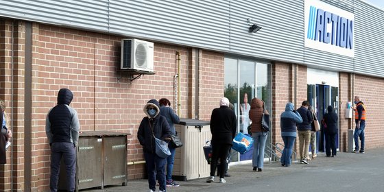 Winkels mogen vandaag weer open: lange wachtrijen na 8 weken ...