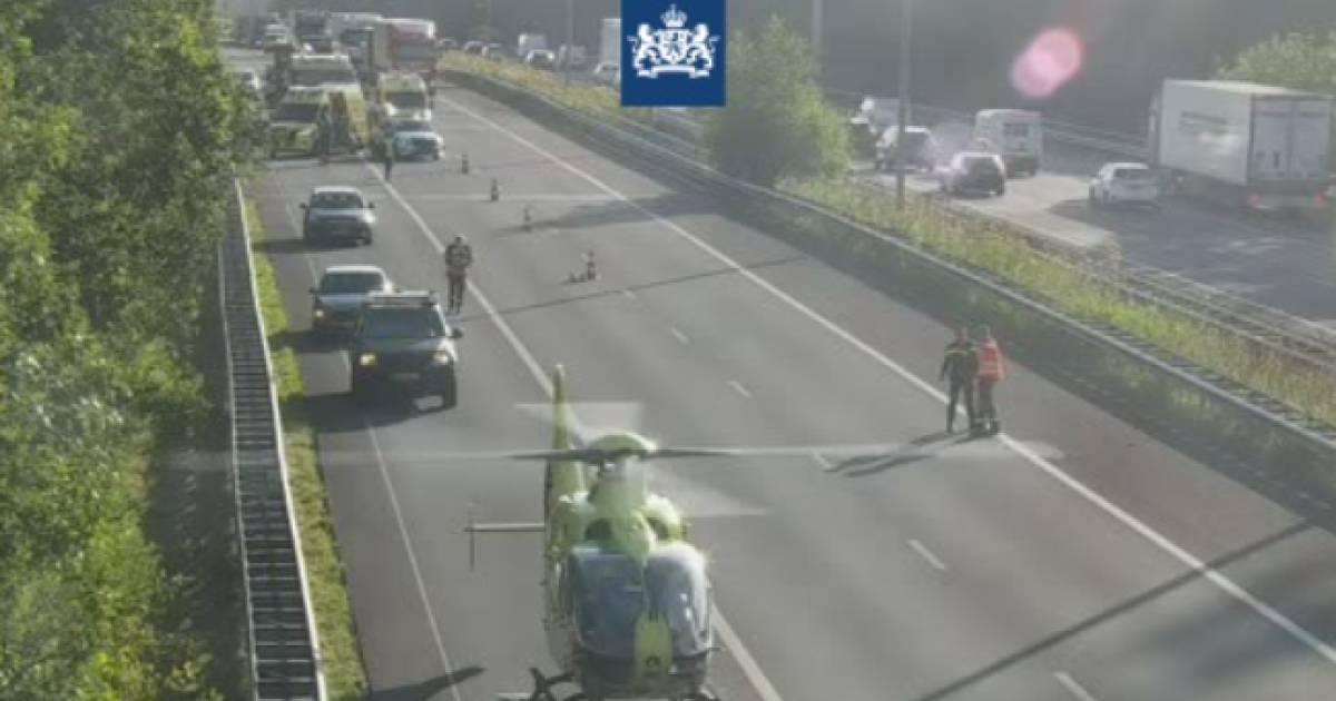 Ongeluk zorgt voor grote file op A50 van Apeldoorn naar Arnhem, twee rijstroken dicht.
