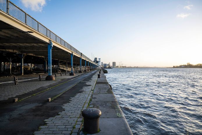 Het water bleef net onder de blauwe steen aan het Steenplein.