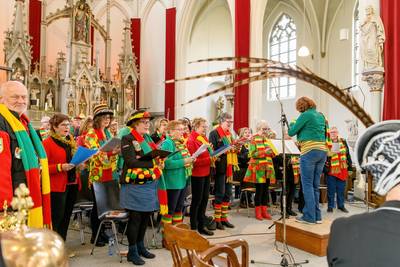 Niet kniezen, niet zeuren, maar zorgen dat er op tijd een ander koor is voor de carnavalsmis