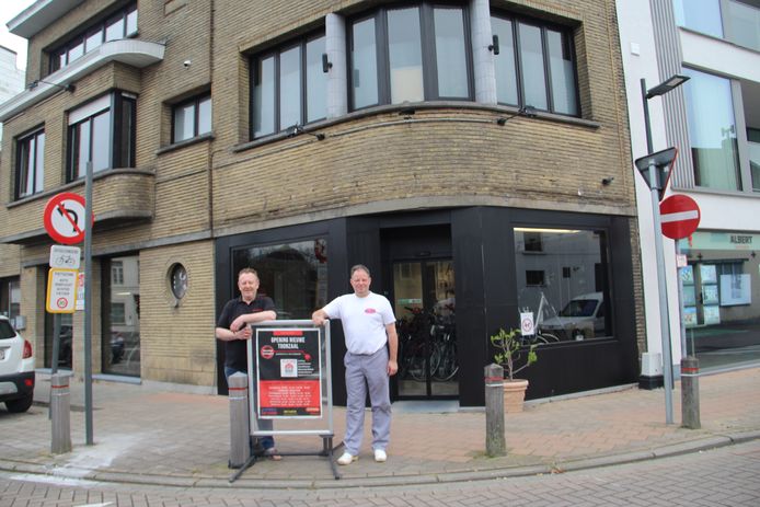 Andy Devaere met vorige eigenaar en bakkerij Jo Vansteenkiste in zijn nieuwe fietsenzaak Deva Bikes.