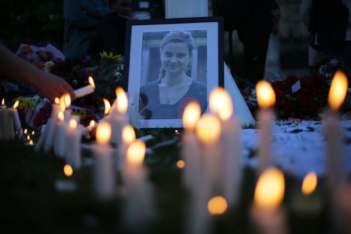 Archiefbeeld. Bloemen en kaarsen op de plek waar parlementslid Jo Cox in 2016 werd vermoord.