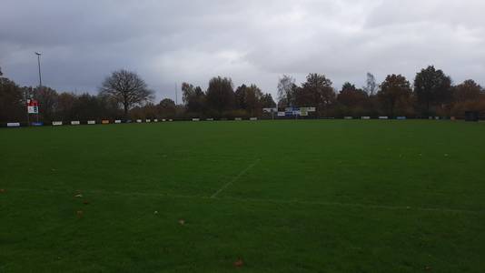 Donkere wolken pakken zich samen boven sportpark Steenwijkerwold.  De thuisploeg en SC Emmeloord kenden tot nu toe weinig uitdaging, maar bij winst zou de situatie er voor beide ploegen een stuk beter uit kunnen zien.