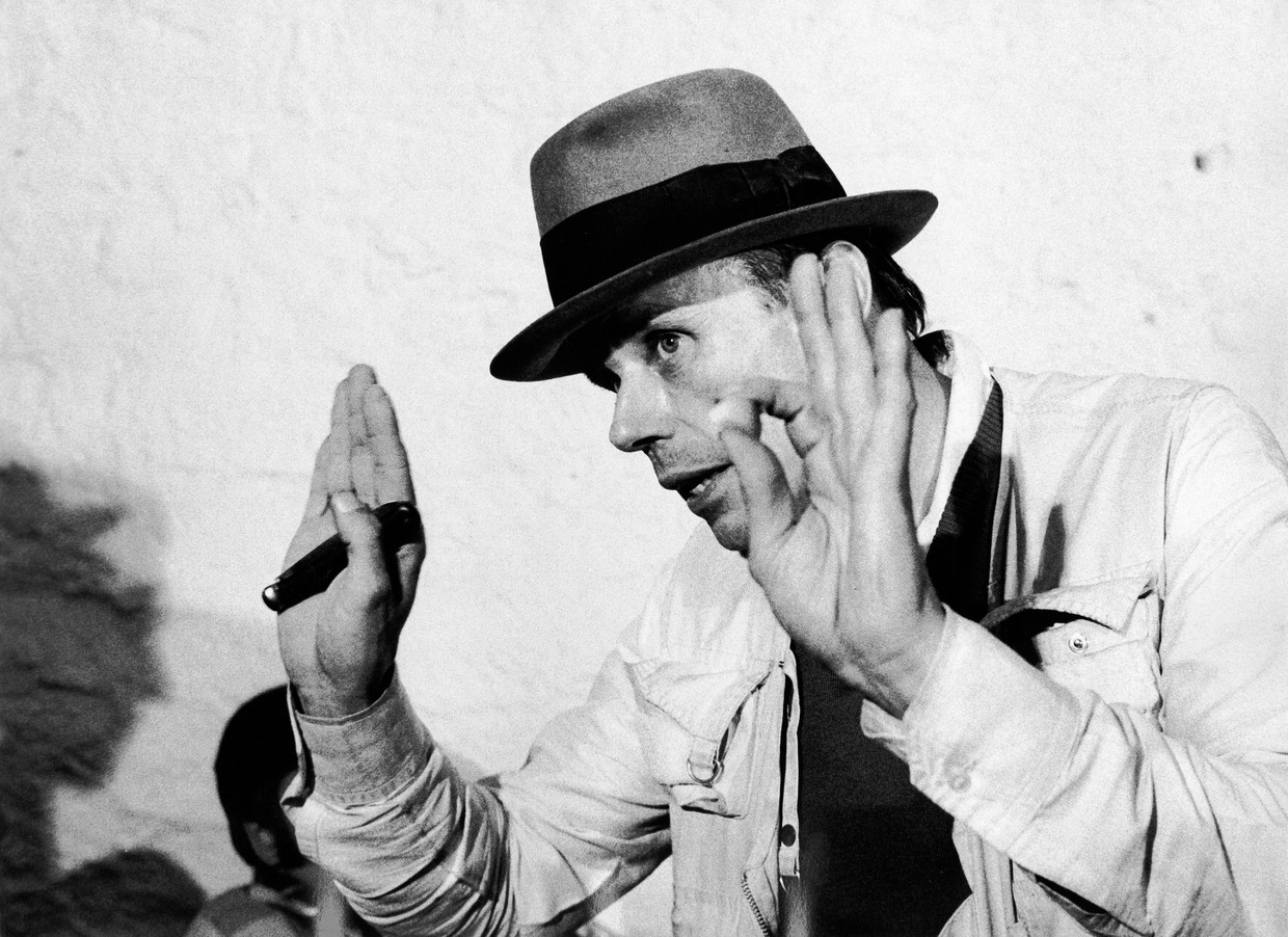 Hoe Joseph Beuys Hét Symbool Van Oorlogsgeest De Bunker Voorgoed In