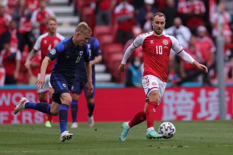 Christian Eriksen aan de bal kort voordat hij instortte in de EK-match tegen de Finnen.   Beeld AP
