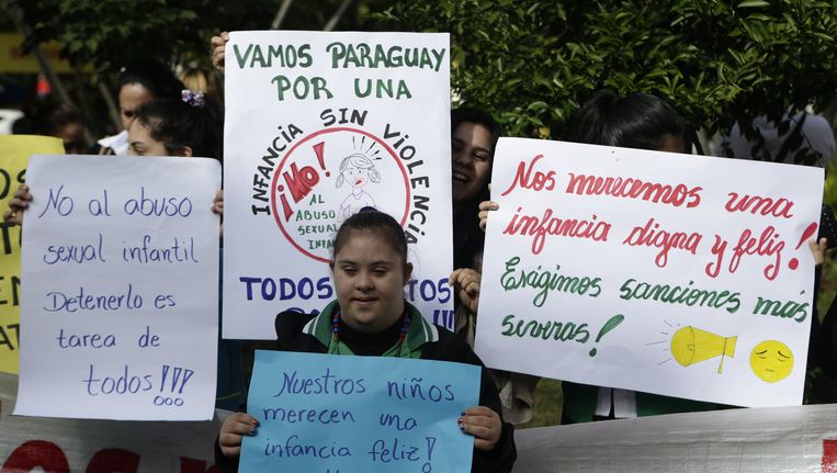 In Paraguay wordt gedemonstreerd tegen kindermisbruik. Beeld ap