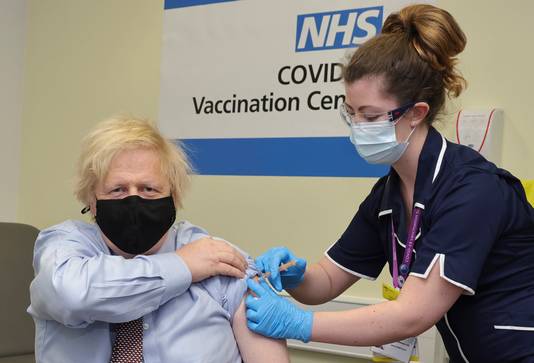 Ook de Britse premier Boris Johnson kreeg gisteren zijn inenting.