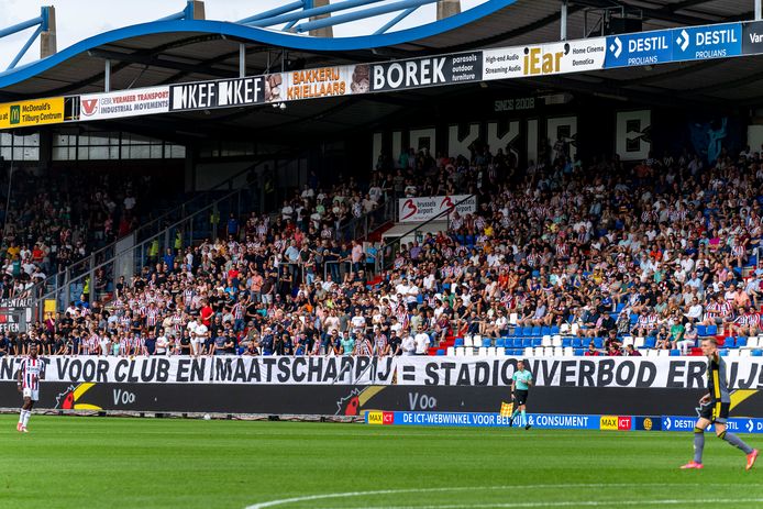 Een van de spandoeken waarmee de Willem II-supporters zondag protesteerden tegen de stadionverboden.
