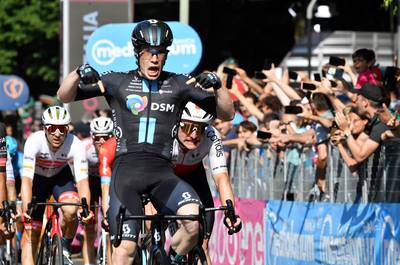 Italië aan het feest! Alberto Dainese verrast vriend en vijand met sterke eindsprint en wint elfde etappe in de Giro