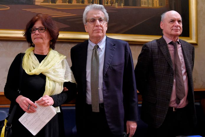 Paola Regeni (links) en Claudio Regeni (rechts) samen op de foto met de Italiaanse senator Luigi Manconi (centraal) tijdens een persconferentie.