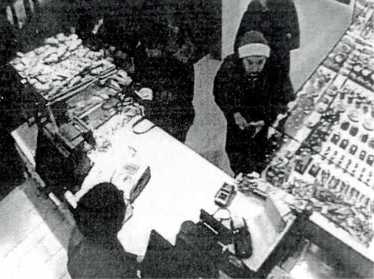 Bij de bakker droeg Clara een mantel en een muts. Toen ze later bij Suzanne vertrok, droeg ze geen mantel meer.' (Foto: een beeld van de bewakingscamera. Beeld 